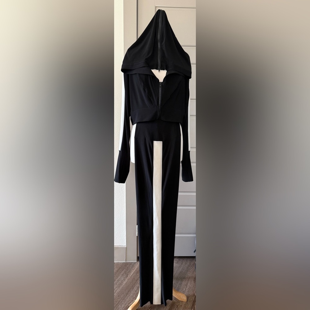 RARE-NORMA KAMALI BLK & WHT PANT  W/SD STRIPE. ZIP FRONT CROP HOODED JACKET (XL)